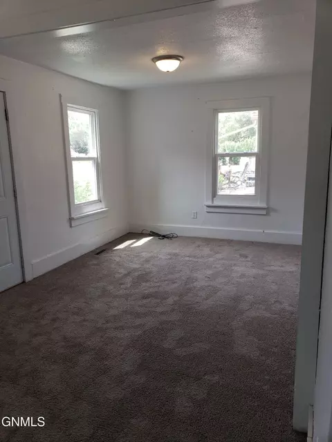 Living - 809 9th Ave SE, Jamestown, ND 58401 photo 2 of 2