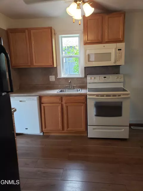 Kitchen - 809 9th Ave SE, Jamestown, ND 58401 photo 1 of 2