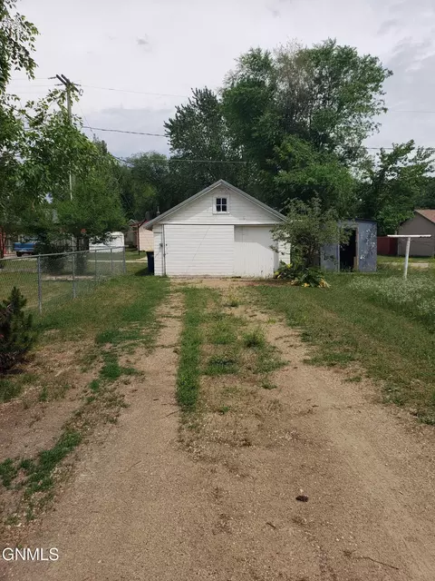 Exterior - 809 9th Ave SE, Jamestown, ND 58401 photo 1 of 3