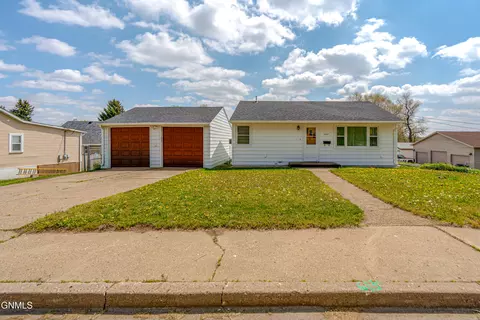 1207 2nd St NE, Mandan, ND 58554