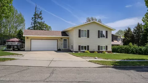 3827 Renee Dr, Bismarck, ND 58503