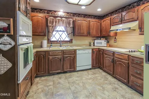 Kitchen - 337 S Brandon Loop, Bismarck, ND 58503 photo 3 of 4