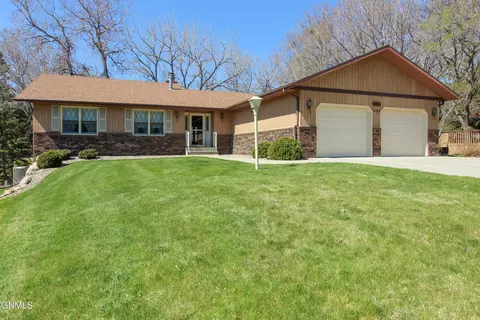 337 S Brandon Loop, Bismarck, ND 58503
