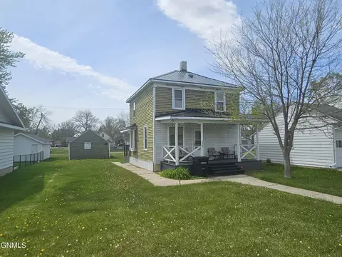 210 9th St S, Wishek, ND 58495