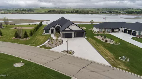 6416 Misty Waters Dr, Bismarck, ND 58503
