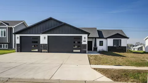 5405 Hendrickson Dr, Bismarck, ND 58504