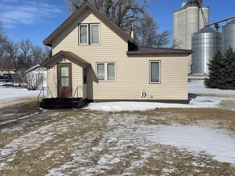 907 2nd St S, Strasburg, ND 58573