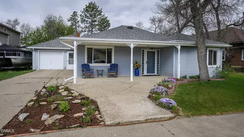 217 1st Ave NW, Hazen, ND 58545