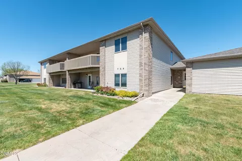 704 Bridgeport Dr, Bismarck, ND 58504