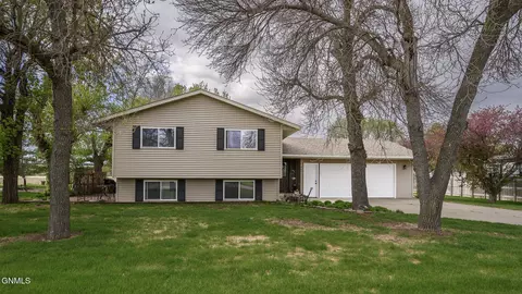 305 1st St SW, Beulah, ND 58523