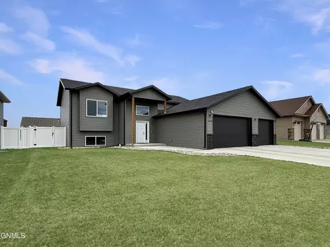 2628 18th St NW, Minot, ND 58703