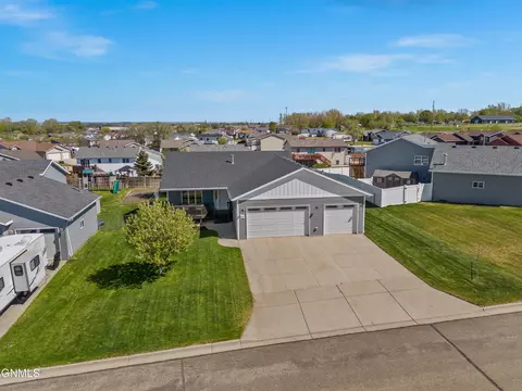 44 Mcginnis Way, Lincoln, ND 58504