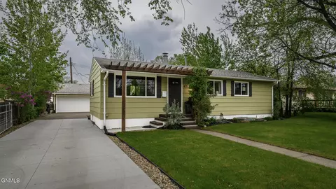 406 Shady Ln, Bismarck, ND 58501