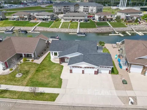 2109 Bridgeview Ct SE, Mandan, ND 58554
