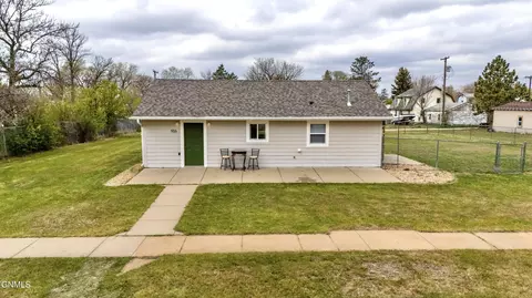 916 1st Ave E, New England, ND 58647