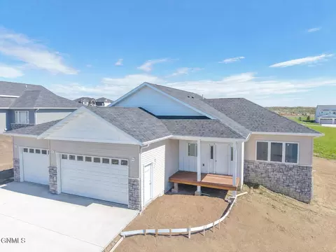 2018 Monarch Ave, Bismarck, ND 58503