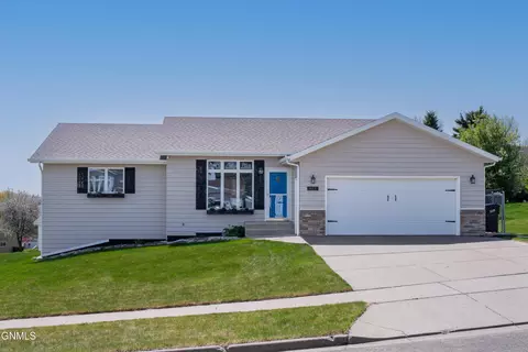 907 Breton Dr, Bismarck, ND 58503