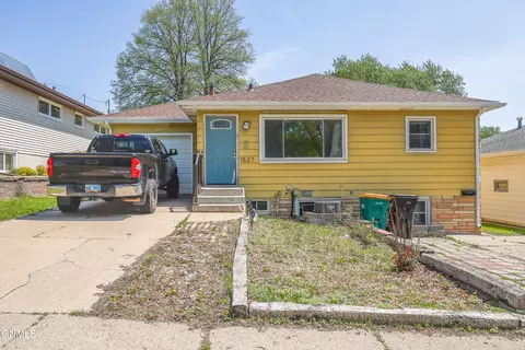 1527 17th St, Bismarck, ND 58501