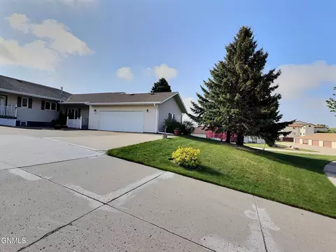 575 Brandon Pl, Bismarck, ND 58503