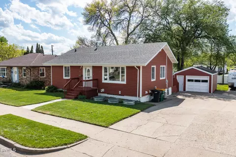 914 Curtis St, Bismarck, ND 58501