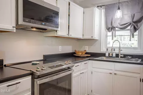 Kitchen - 133 Sturgis Loop, Lincoln, ND 58504 photo 3 of 5