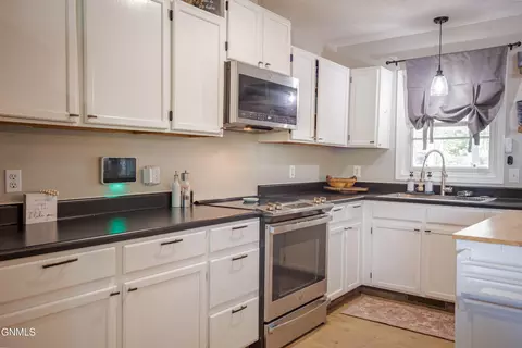 Kitchen - 133 Sturgis Loop, Lincoln, ND 58504 photo 4 of 5