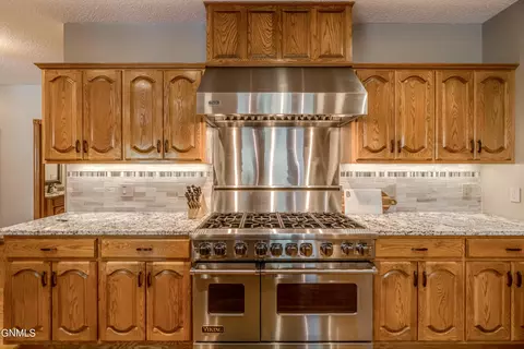 Kitchen - 772 Munich Dr, Bismarck, ND 58504 photo 9 of 11