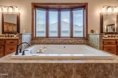 Bath - 772 Munich Dr, Bismarck, ND 58504 photo 3 of 16