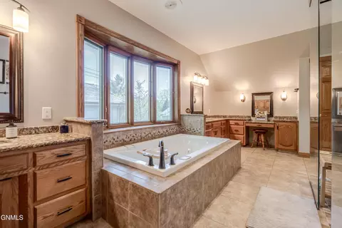 Bath - 772 Munich Dr, Bismarck, ND 58504 photo 7 of 16