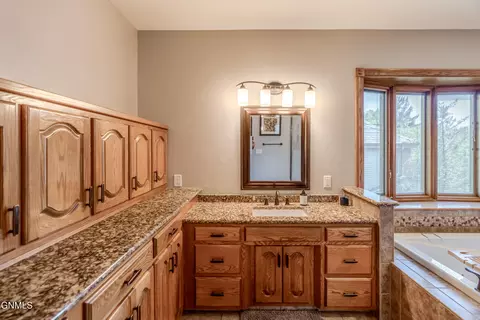 Bath - 772 Munich Dr, Bismarck, ND 58504 photo 5 of 16