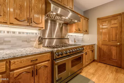 Kitchen - 772 Munich Dr, Bismarck, ND 58504 photo 4 of 11
