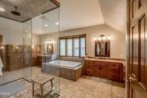 Bath - 772 Munich Dr, Bismarck, ND 58504 photo 4 of 16
