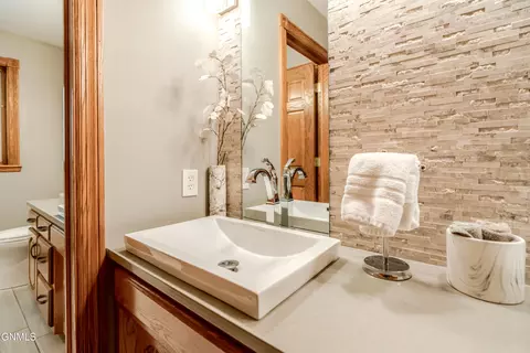 Bath - 772 Munich Dr, Bismarck, ND 58504 photo 9 of 16