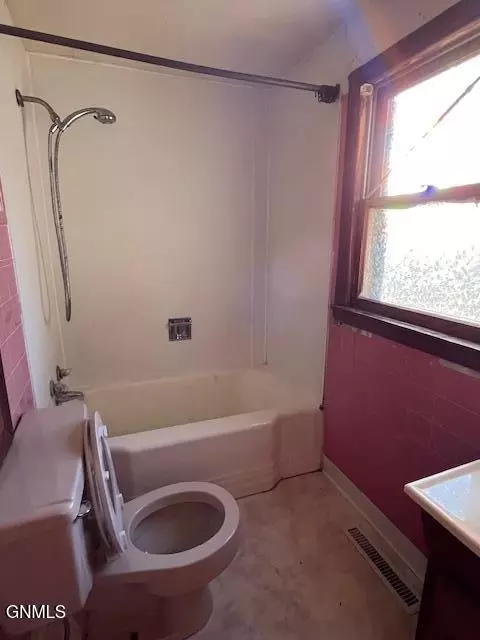 Bath - 208 2nd St, Eckelson, ND 58481 photo 2 of 3