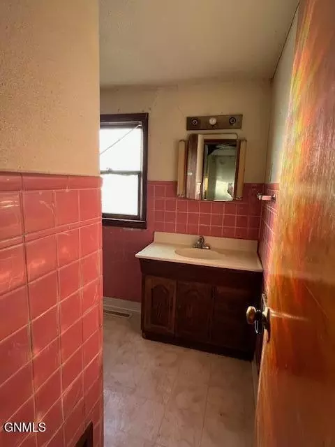 Bath - 208 2nd St, Eckelson, ND 58481 photo 1 of 3