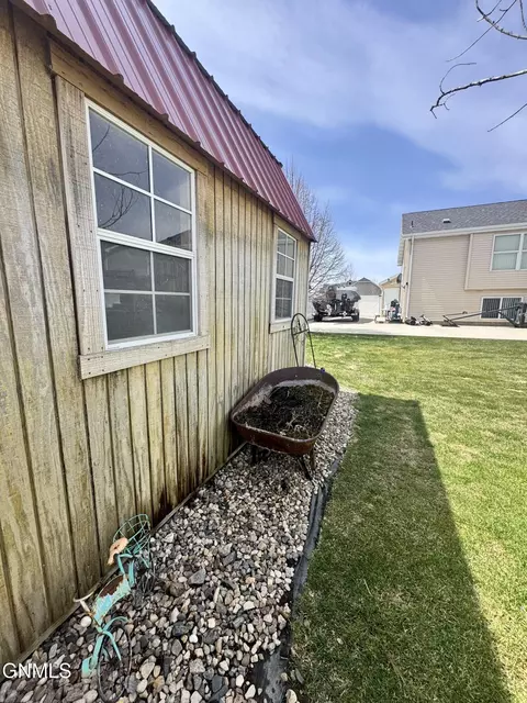 Exterior - 1508 20th Ave W, Williston, ND 58801 photo 7 of 11