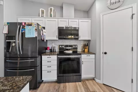 Kitchen - 1508 20th Ave W, Williston, ND 58801 photo 6 of 8