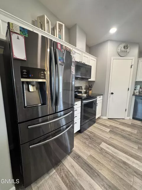 Kitchen - 1508 20th Ave W, Williston, ND 58801 photo 7 of 8