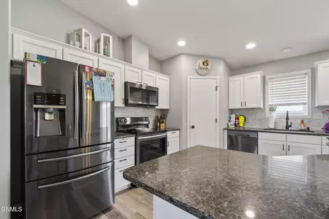 Kitchen - 1508 20th Ave W, Williston, ND 58801 photo 5 of 8