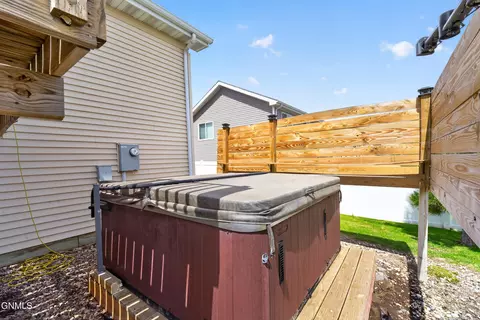 Exterior - 1508 20th Ave W, Williston, ND 58801 photo 9 of 11