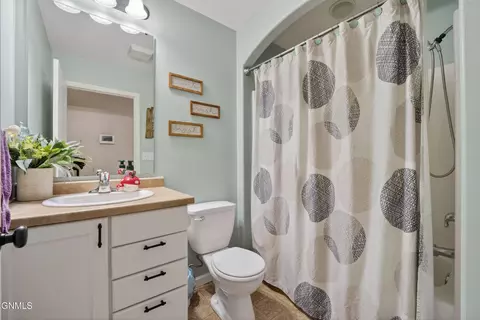Bath - 1508 20th Ave W, Williston, ND 58801 photo 2 of 3