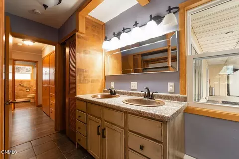 Bath - 216 Tower Ave, Bismarck, ND 58501 photo 2 of 3
