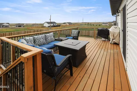 Exterior - 13665 Cherry St NW, Williston, ND 58801 photo 5 of 7