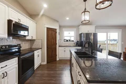Kitchen - 13665 Cherry St NW, Williston, ND 58801 photo 6 of 6