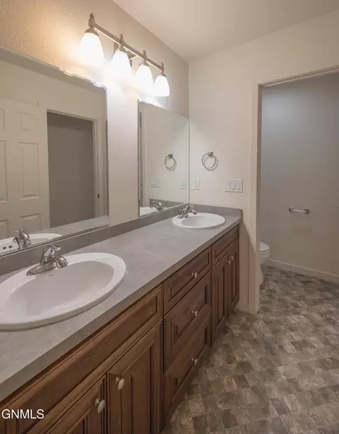 Bath - 2724 28th St W, Williston, ND 58801 photo 2 of 5