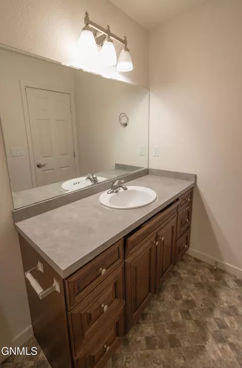 Bath - 2724 28th St W, Williston, ND 58801 photo 4 of 5