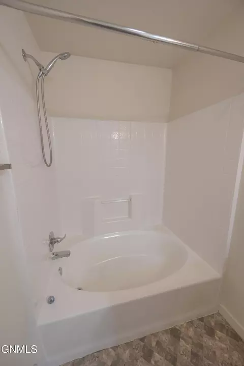 Bath - 2724 28th St W, Williston, ND 58801 photo 3 of 5