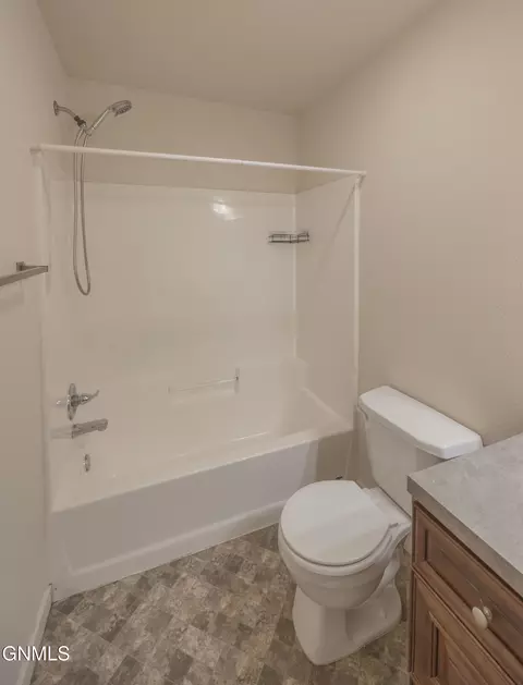 Bath - 2724 28th St W, Williston, ND 58801 photo 5 of 5
