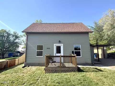 303 8th St NE, Jamestown, ND 58401