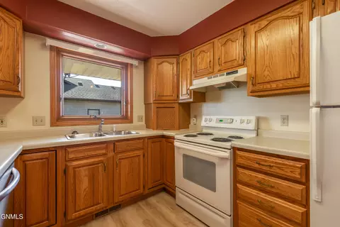 Kitchen - 2010 E Capitol Ave, Bismarck, ND 58501 photo 3 of 3